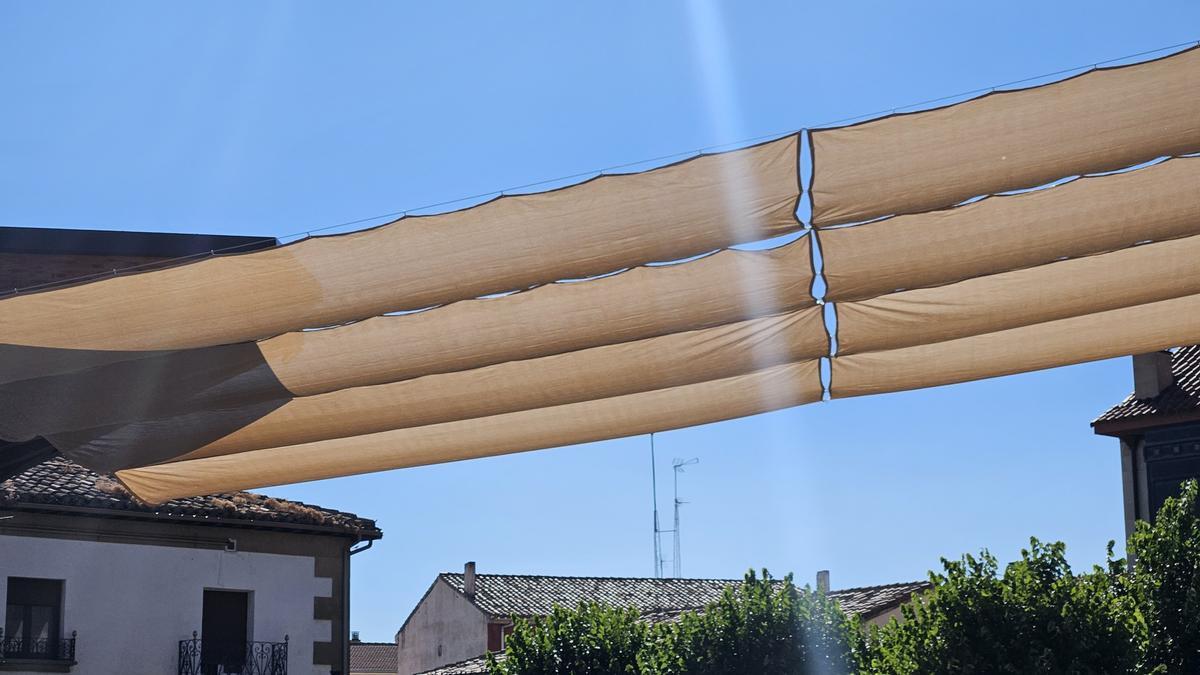Los toldos instalados en la Plaza Mayor de Oion