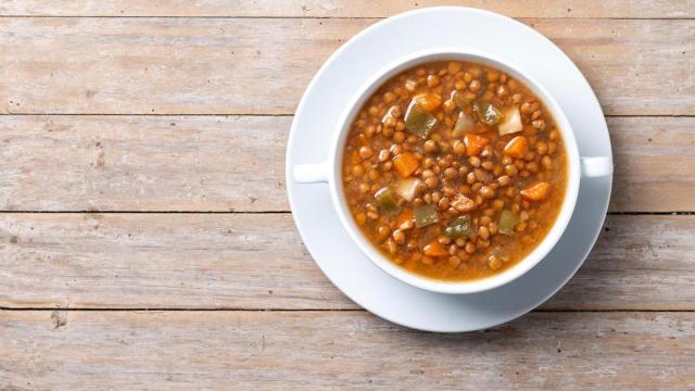 Un plato de lentejas con verduras.