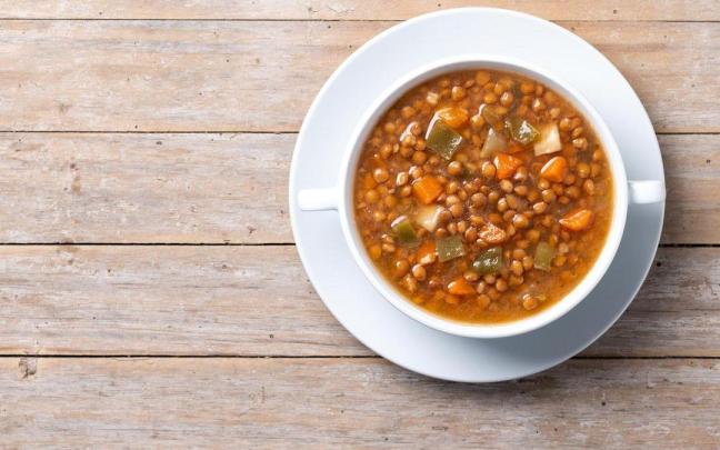 Un plato de lentejas con verduras.