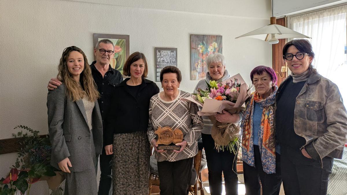 Margarita Aizpuru ha recibido el homenaje del Ayuntamiento de Azpeitia acompañada por su familia.