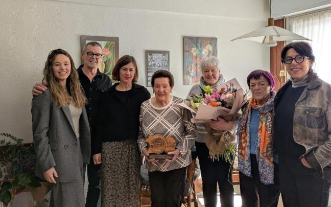Margarita Aizpuru ha recibido el homenaje del Ayuntamiento de Azpeitia acompañada por su familia.
