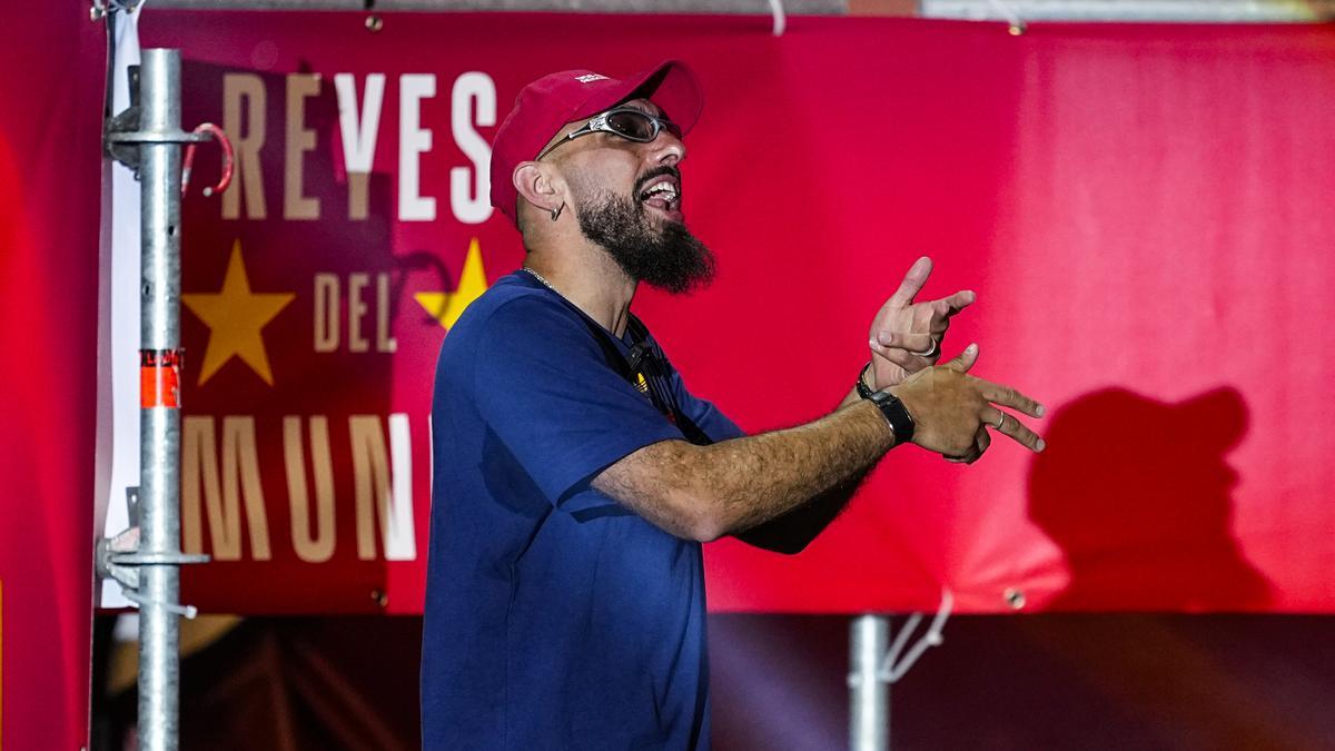 Borja Iglesias celebra el campeonato del mundo en Madrid.