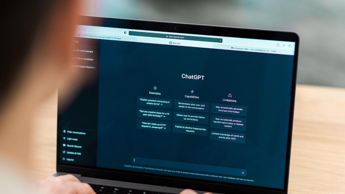 Una persona utiliza ChatGPT en su ordenador portátil.