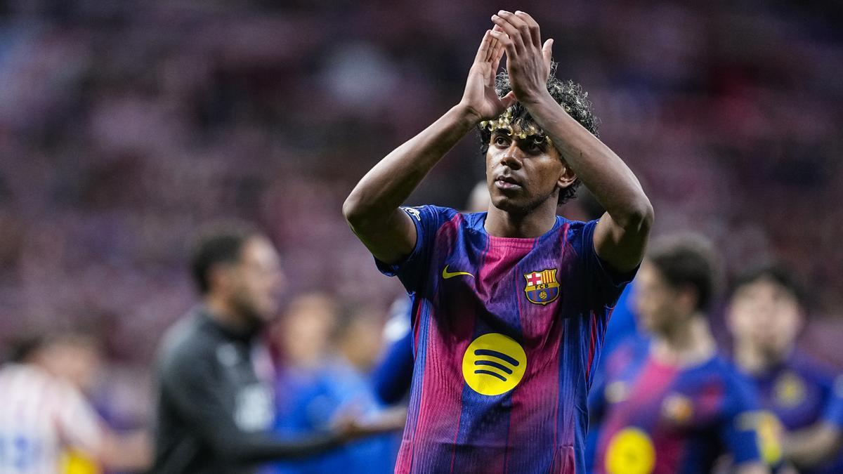 Lamine Yamal aplaude al público con la camiseta del Barcelona.