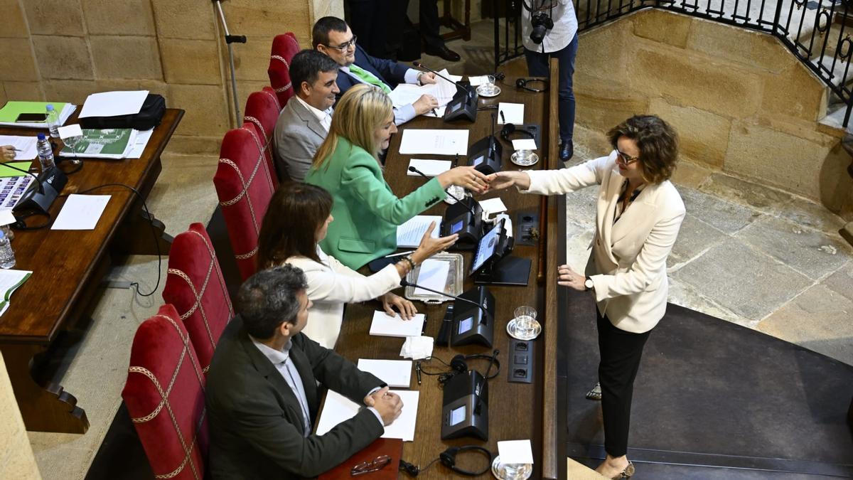 Elixabete Etxanobe saluda a Ana Otadui en Gernika