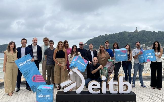 Foto de familia de la presentación de la programación veraniega de ETB