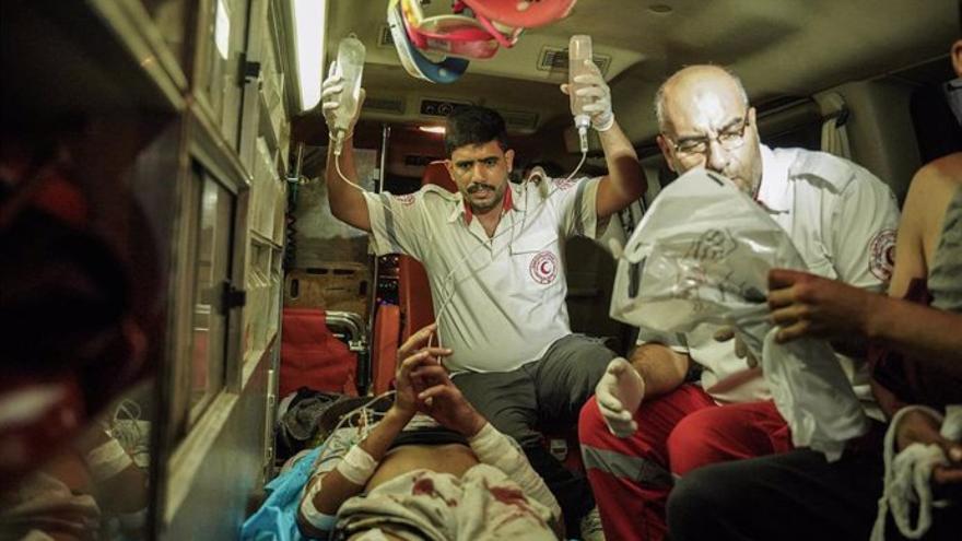 Trabajadores sanitarios trasladan a un herido al hospital en Jan Yunis, Gaza