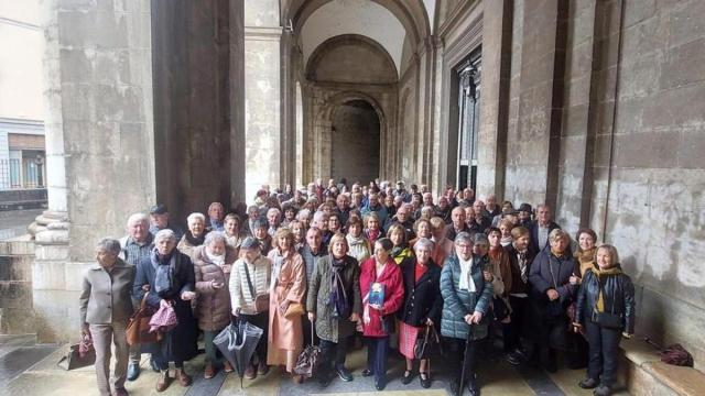 Una foto de grupo para el recuerdo en el pórtico de la parroquia de San Sebastián de Soreasu, a resguardo de la lluvia que acompañó a la celebración.