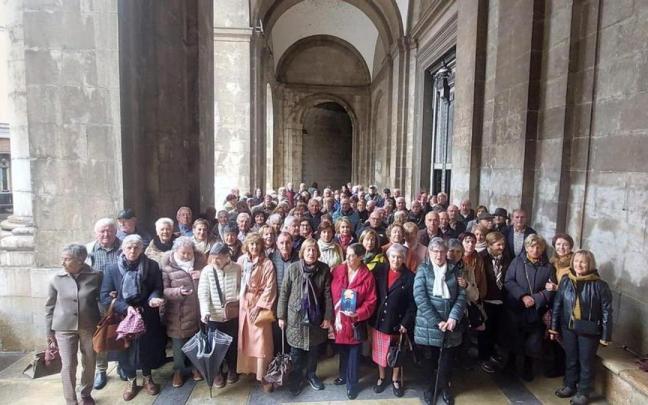 Una foto de grupo para el recuerdo en el pórtico de la parroquia de San Sebastián de Soreasu, a resguardo de la lluvia que acompañó a la celebración.