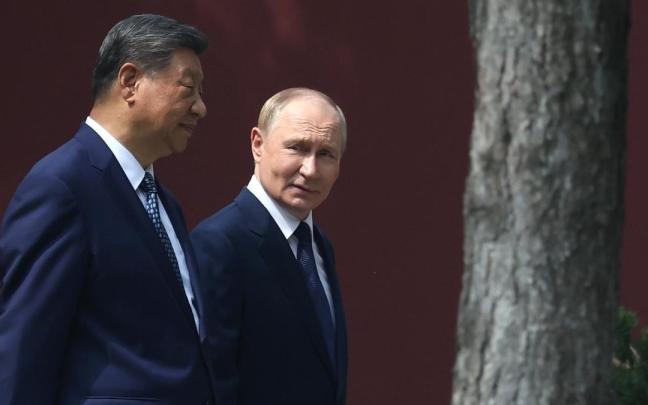 Vladimir Putin charla con Xi Jinping durante un paseo por los jardines de la residencia Zhongnanhai del líder chino.