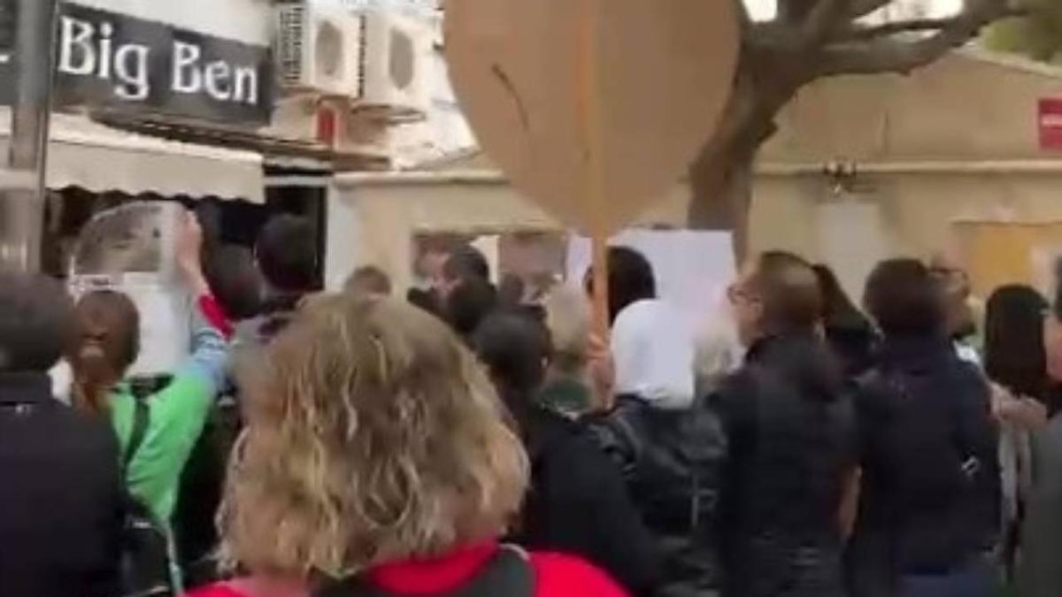 Una protesta educativa acaba con un altercado entre simpatizantes y contrarios a Mazón