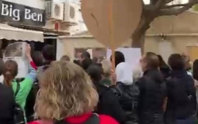 Una protesta educativa acaba con un altercado entre simpatizantes y contrarios a Mazón