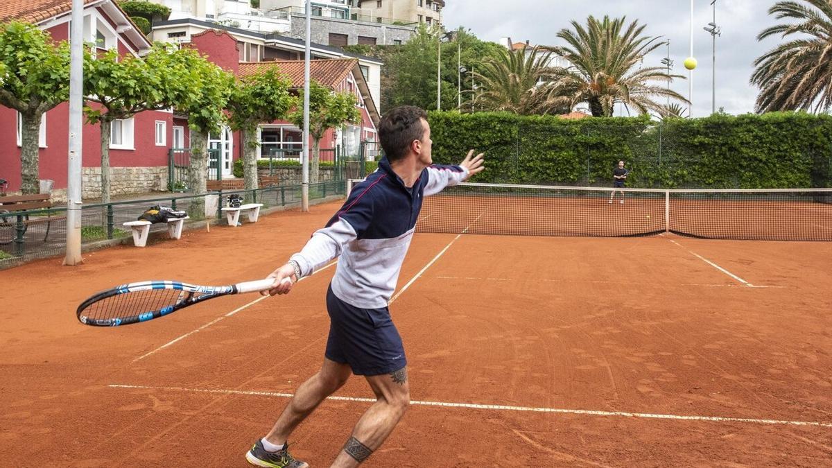 Dos jugadores de tenis en las instalaciones de Ondarreta.