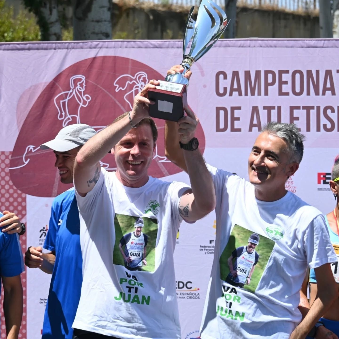 El presidente del club, Sergio López, y su fundador, Javi Conde, recogiendo el trofeo