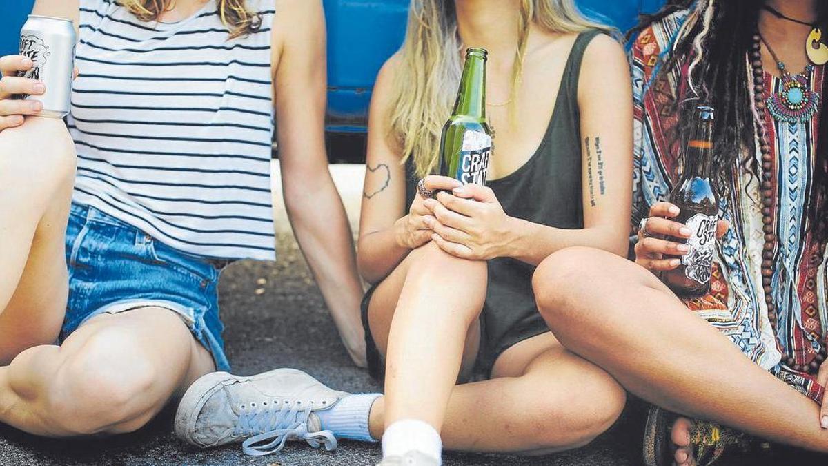 Jóvenes bebiendo alcohol.