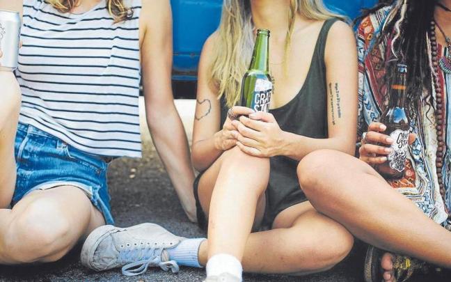 Jóvenes bebiendo alcohol.