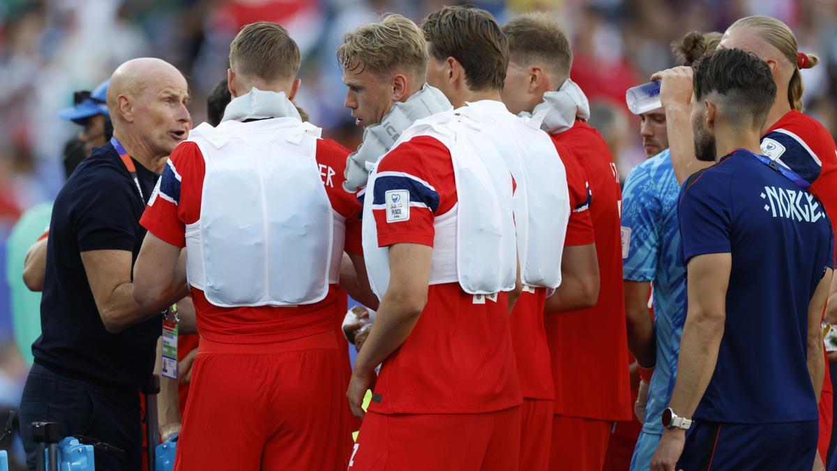 Los noruegos, con chalecos para reducir la temperatura corporal.
