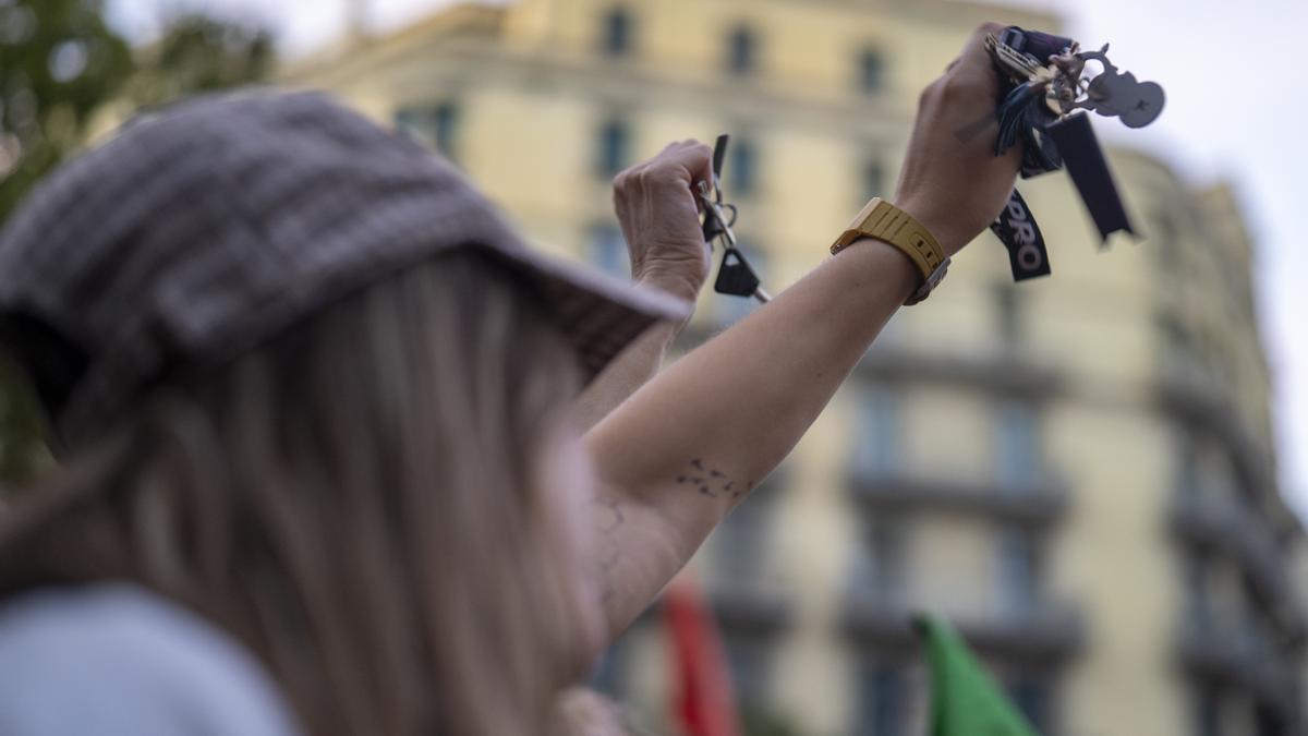 Dos personas muestran sus llaves durante una concentración en apoyo a Maricarmen tras su desahucio en Madrid.