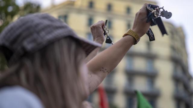Dos personas muestran sus llaves durante una concentración en apoyo a Maricarmen tras su desahucio en Madrid.