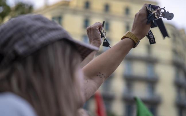 Dos personas muestran sus llaves durante una concentración en apoyo a Maricarmen tras su desahucio en Madrid.