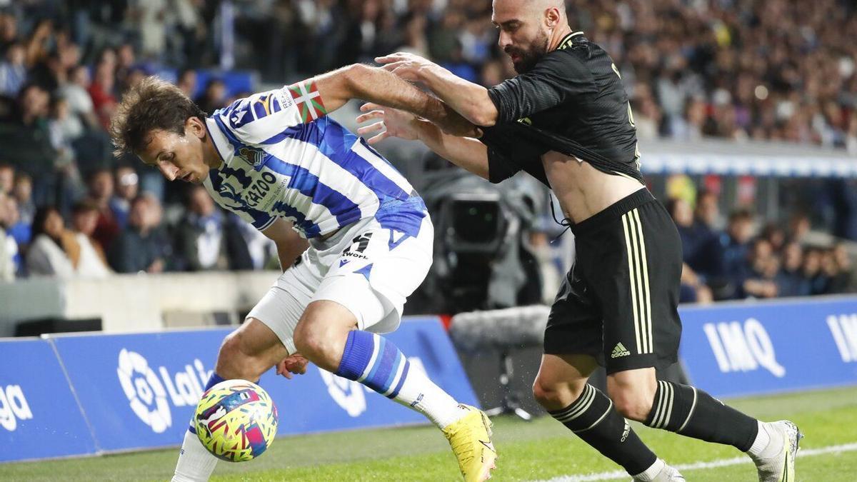 Oyarzabal es presionado por Carvajal, en un lance del partido entre la Real Sociedad y Real Madrid. / JUAN HERRERO/EFE