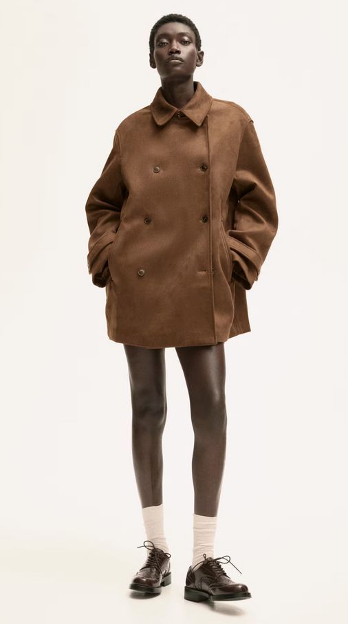 Chaqueta de corte evasé en tejido suave y doble botonadura.