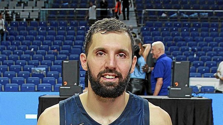 Mirotic, con los trofeos de campeón y MVP de las finales de la ACB. | FOTO: EFE