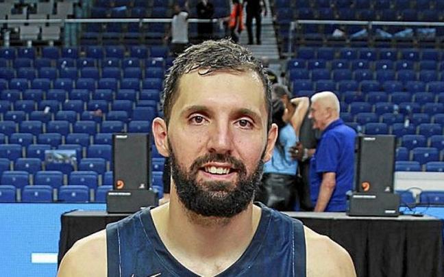 Mirotic, con los trofeos de campeón y MVP de las finales de la ACB. | FOTO: EFE