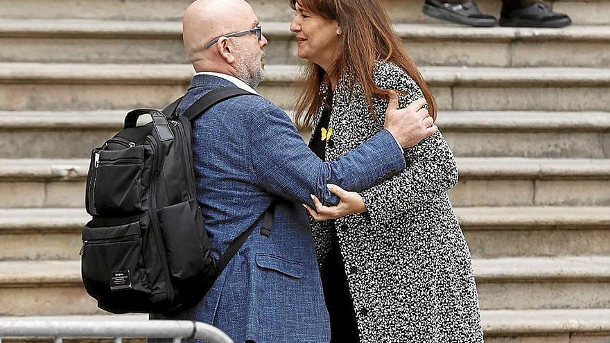 Laura Borràs saluda a su abogado, Gonzalo Boye, a su llegada a la Audiencia de Barcelona. | FOTO: EFE