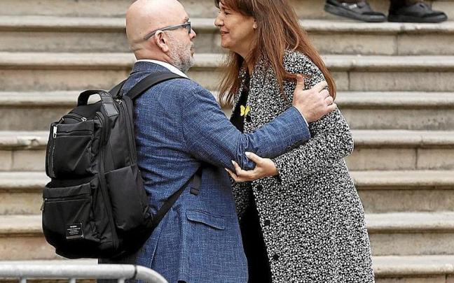 Laura Borr&agrave;s saluda a su abogado, Gonzalo Boye, a su llegada a la Audiencia de Barcelona. | FOTO: EFE