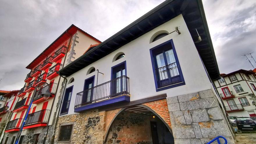 La biblioteca municipal de Mundaka, uno de los lugares donde pueden entregarse las postales.
