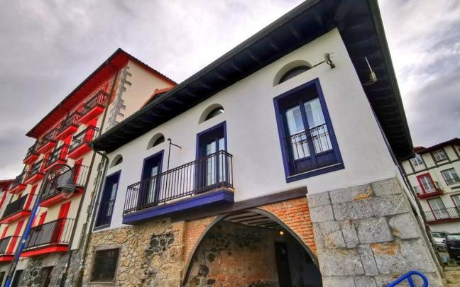 La biblioteca municipal de Mundaka, uno de los lugares donde pueden entregarse las postales.