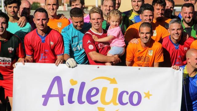La pequeña Ailén con los participantes en el acto solidario del pasado 12 de junio