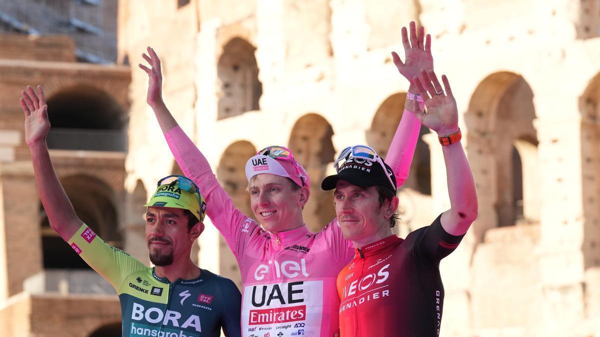 Pogacar, campeón, con Daniel Martínez, segundo, y Thomas, tercero, en el podio.