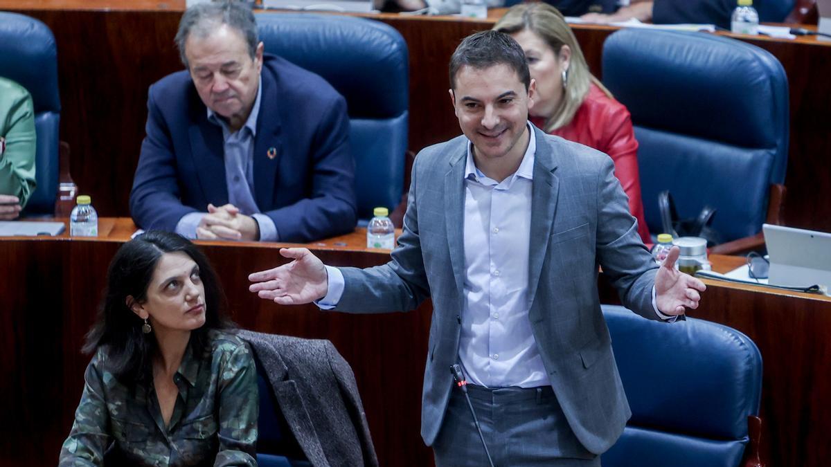 La asesora de Moncloa Pilar Sánchez Acera junto a Juan Lobato cuando era representante en la Asamblea de Madrid.