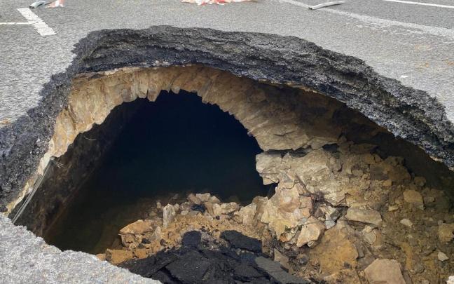 Las labores para reparar el socavón avanzan