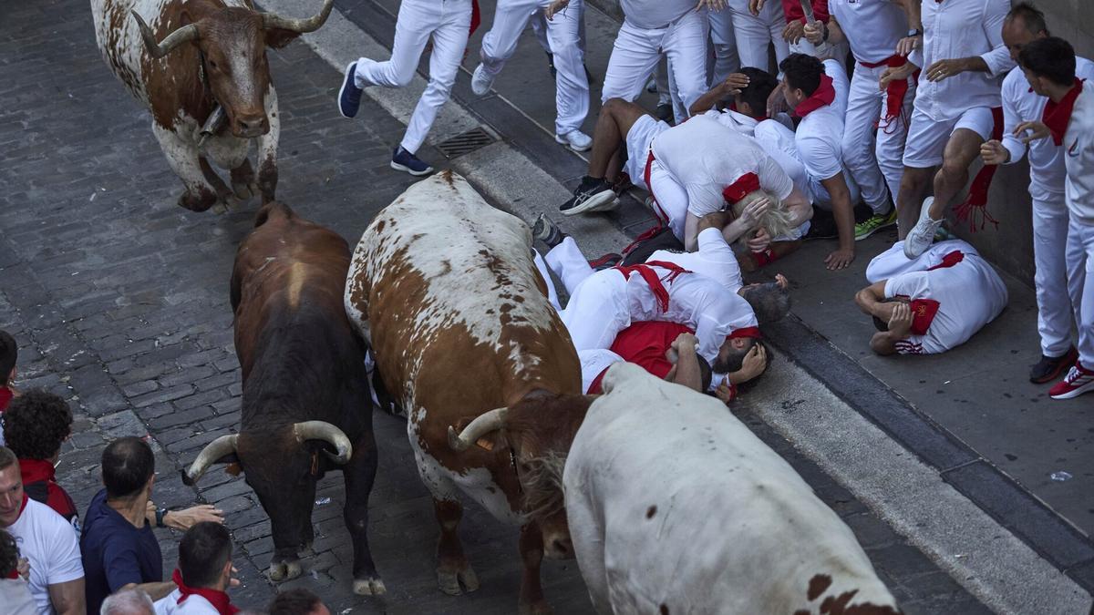 'Caminante' cumple con la fama de los temidos Cebada Gago en el segundo encierro de los sanfermines 2025.