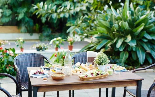 Esta es la vajilla de Ikea que todos quieren: cuesta menos de 10 euros y es perfecta para las barbacoas de verano