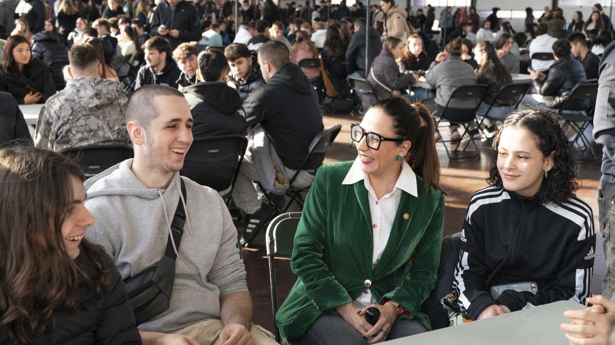 La consejera Begoña Pedrosa, con un grupo de estudiantes.
