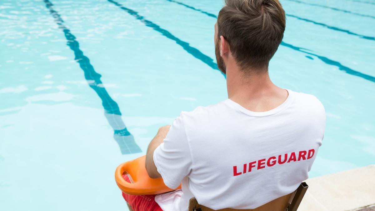 Un socorrista vigila una piscina.
