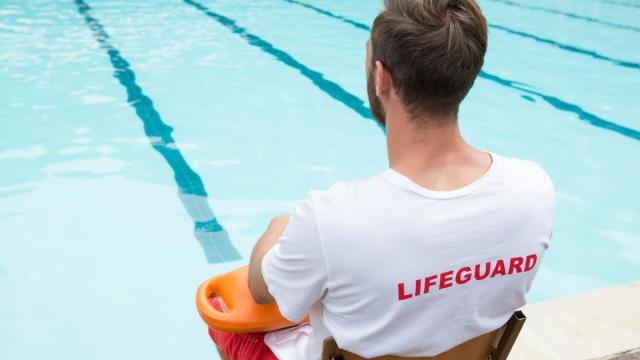 Un socorrista vigila una piscina.