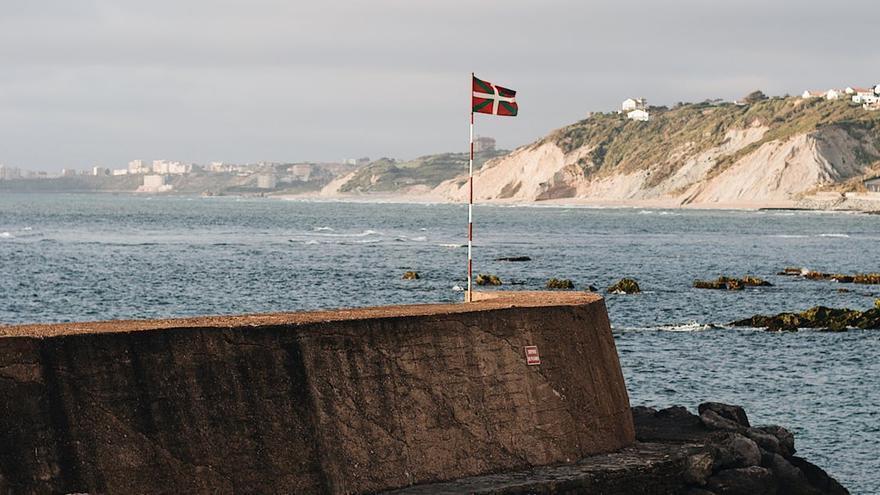 Imagen de una ikurriña en un puerto.