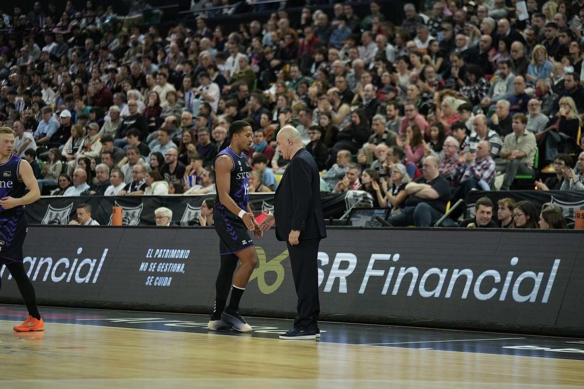 Jaume Ponsarnau dialoga con Melwin Pantzar durante l choque ante el Barça. / MARKEL FERNÁNDEZ