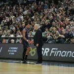 Jaume Ponsarnau dialoga con Melwin Pantzar durante l choque ante el Barça. / MARKEL FERNÁNDEZ