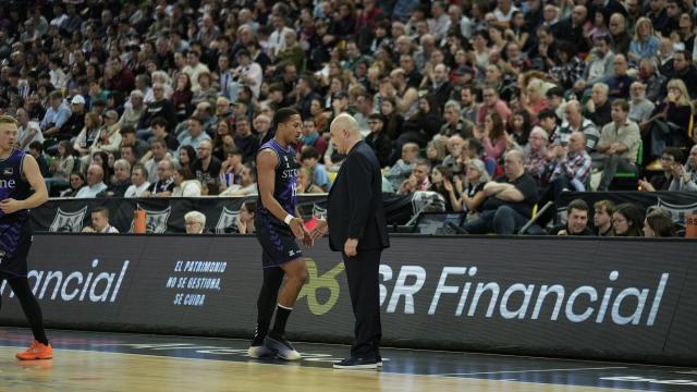 Jaume Ponsarnau dialoga con Melwin Pantzar durante l choque ante el Barça. / MARKEL FERNÁNDEZ