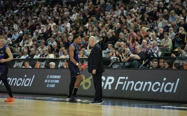 Jaume Ponsarnau dialoga con Melwin Pantzar durante l choque ante el Barça. / MARKEL FERNÁNDEZ