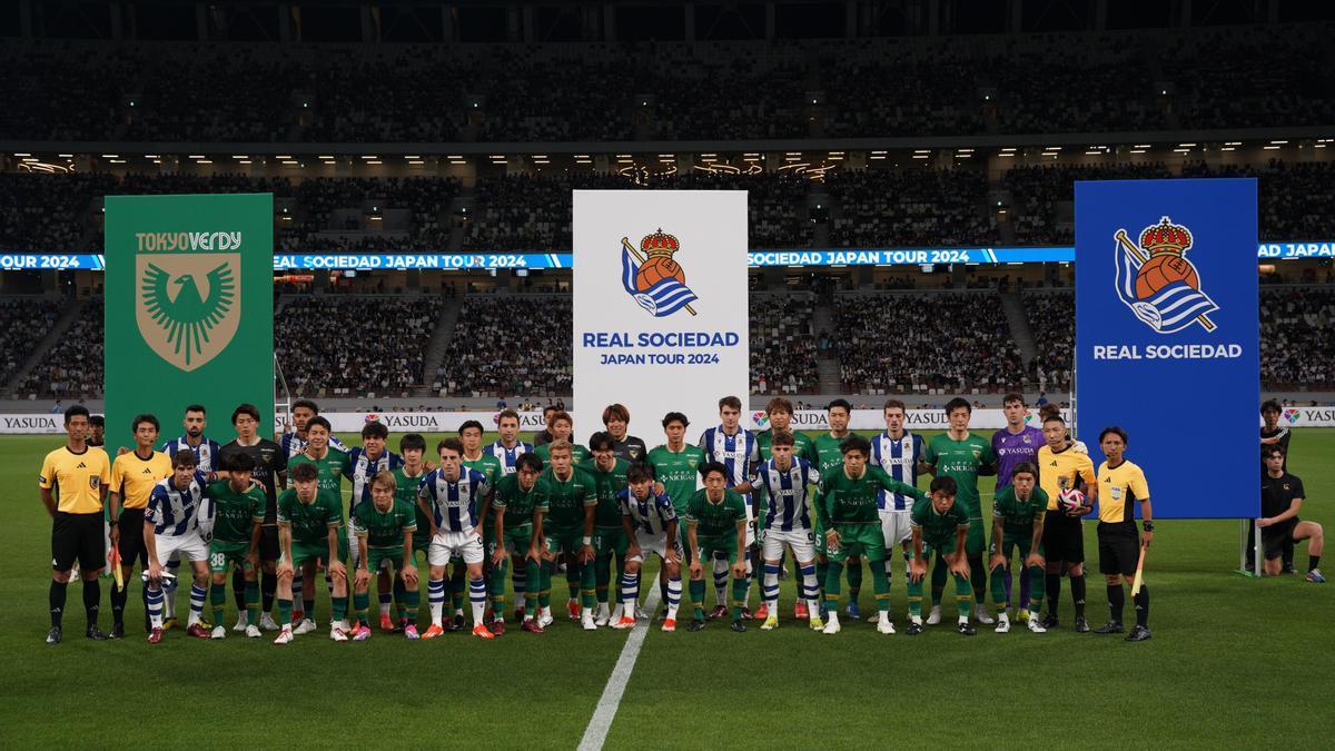 Jugadores del Tokyo Verdy y la Real Sociedad en Japón. / REAL SOCIEDAD TWITTER