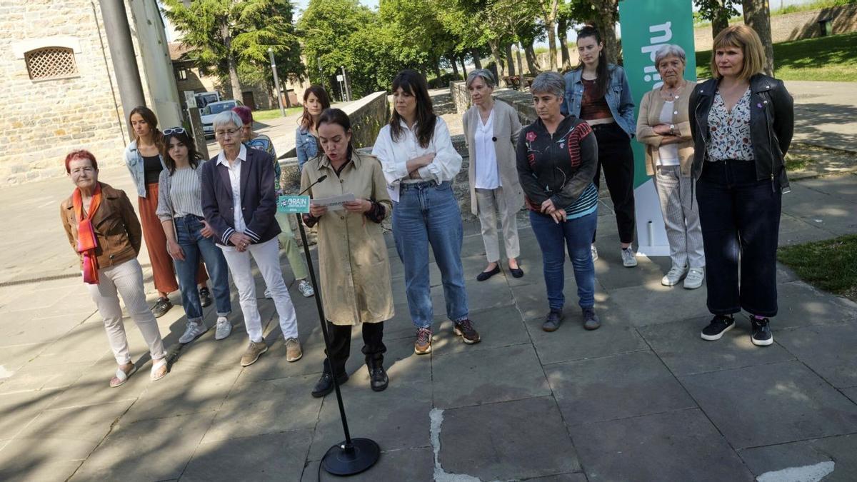 Las dirigentes de EH Bildu Oihana Etxebarrieta y Zaloa Basabe, ayer en Iruñea.