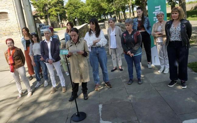 Las dirigentes de EH Bildu Oihana Etxebarrieta y Zaloa Basabe, ayer en Iruñea.