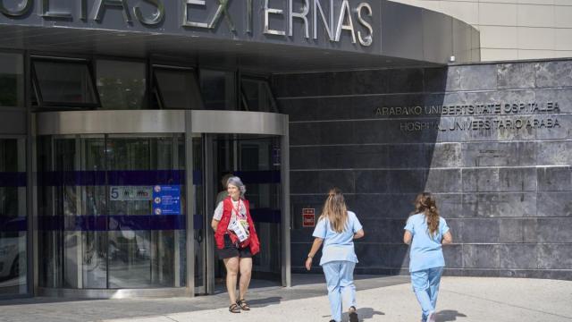 Entrada a las consultas externas del Hospital Universitario de Araba.
